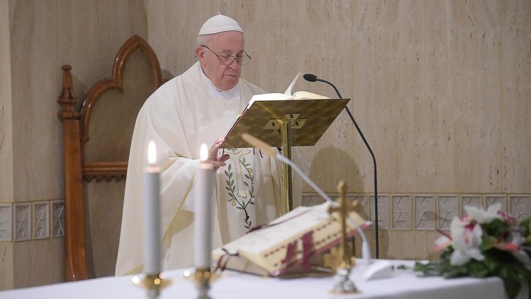 Um cardeal do Vaticano está a representar o Papa Francisco na reunião que começou hoje em Davos, na Suíça