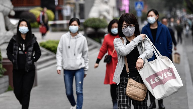 O novo coronavírus (família de vírus), que causa pneumonias virais, foi detetado na China em dezembro e já infetou mais de 400 pessoas e provocou a morte a pelo menos 17