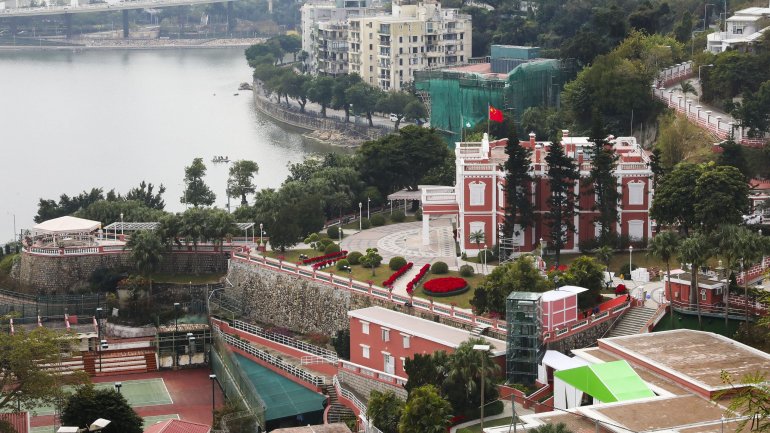 Macau está a recusar nas fronteiras a entrada e saída de pessoas com febre, encaminhando-as para uma respetiva avaliação clínica