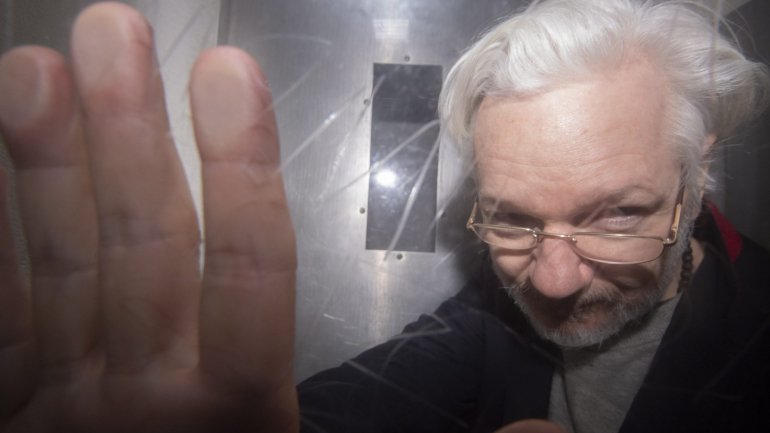 Washington pediu que Assange seja extraditado devido aos milhares de documentos confidenciais veiculados no portal da Internet e os crimes de &quot;conspiração&quot; para se infiltrar nos sistemas de computadores do Governo dos EUA