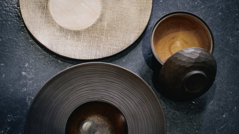 A marca começou por se especializar no prato, base da cerâmica utilitária.