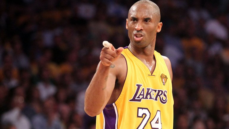 Kobe Bryant, o antigo basquetebolista dos LA Lakers, morreu este domingo num acidente de helicóptero