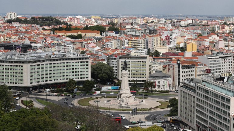 Desde a criação deste programa em 2012, foram atribuídas 8.207 autorizações de residência, que correspondem a um investimento de mais de 4,9 mil milhões de euros em Portugal, dos quais 4,5 mil milhões correspondem a imobiliário