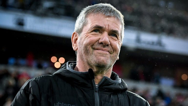 Friedhelm Funkel, de 66 anos, tinha assumido o Fortuna Dusseldorf em março de 2016, salvando o clube de descer à terceira divisão, e garantindo em 2017/18 a subida ao escalão principal, no qual foi 10.º na última época