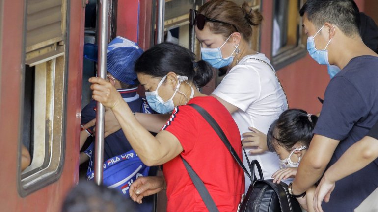 Imagens de pessoas na China protegidas contra o vírus