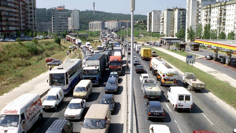 Circular em Lisboa implica perder, em média, 6 dias e 14 horas no trânsito por ano, de acordo com o &quot;TomTom Traffic Index&quot;