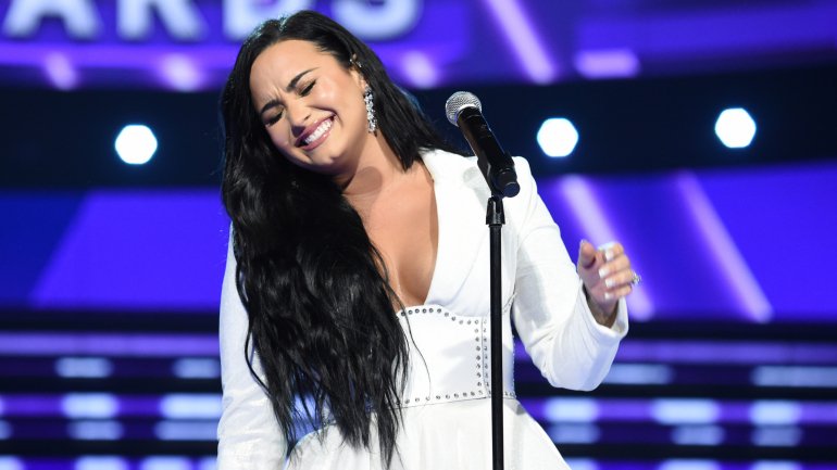 Depois de ter regressado aos palcos na última edição dos Grammys, Demi Lovato foi escolhida para cantar o hino nacional na abertura do Super Bowl