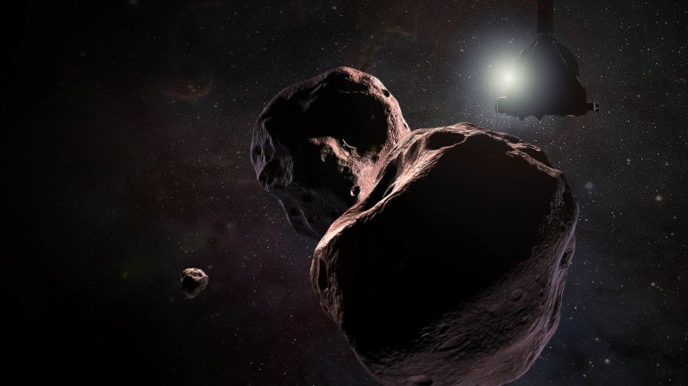 Arrokoth fica a seis mil milhões de quilómetros do Sol e é formado por duas esferas achatadas que se fundiram há milhões de anos.