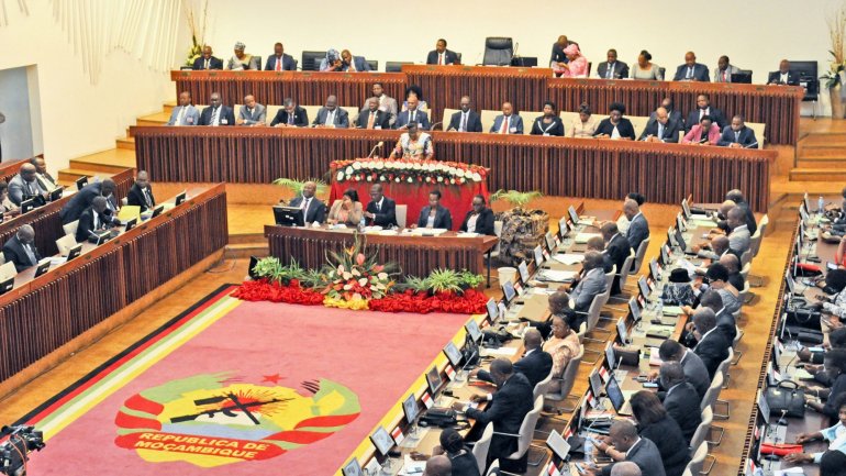 Sessão acontece uma semana após a apresentação do parlamento aos novos deputados.
