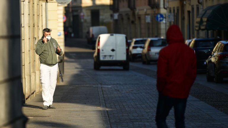 Homem de máscara em Codogno, uma das localidades no norte de Itália que está isolada