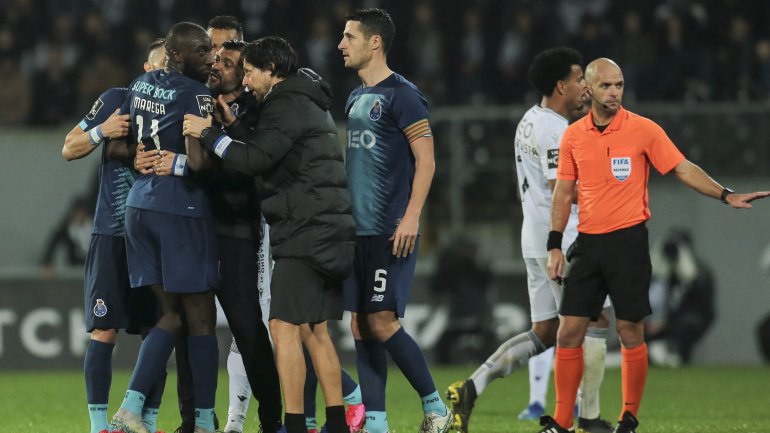 O avançado do FC Porto Marega recusou-se, no domingo, a permanecer em jogo contra o Vitória de Guimarães, após ter sido alvo de insultos racistas