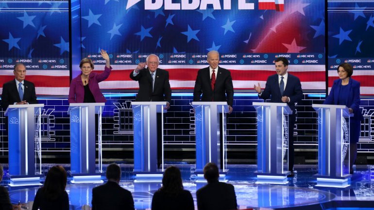 Bernie Sanders esteve ao centro dos candidatos naquele que foi o décimo debate, dias antes de arrancarem as primárias na Carolina do Sul
