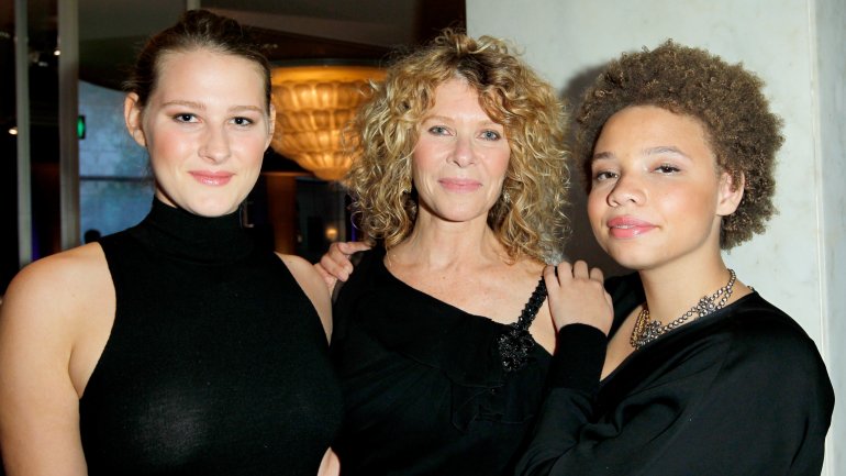 Kate Capshaw, mulher de Spielberg, com as filhas Mikaela George Spielberg, à direita, e Destry Allyn Spielberg, à esquerda