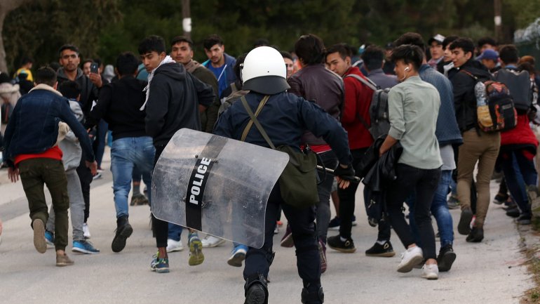 A Grécia enfrenta uma brutal pressão nas suas fronteiras externas com a Turquia, depois de o Presidente turco ter decidido &quot;abrir as portas&quot; aos refugiados