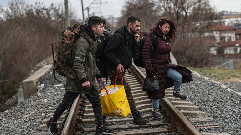 A Grécia anunciou que nos últimos dias impediu milhares de migrantes de &quot;entrar ilegalmente&quot; no seu território