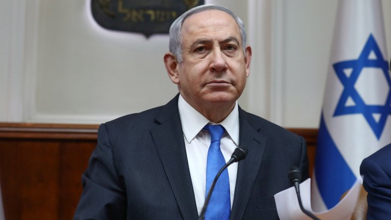 A lei israelita não exige que o primeiro-ministro renuncie se for acusado de um crime e Netanyahu pode usar o cargo para reunir apoio público