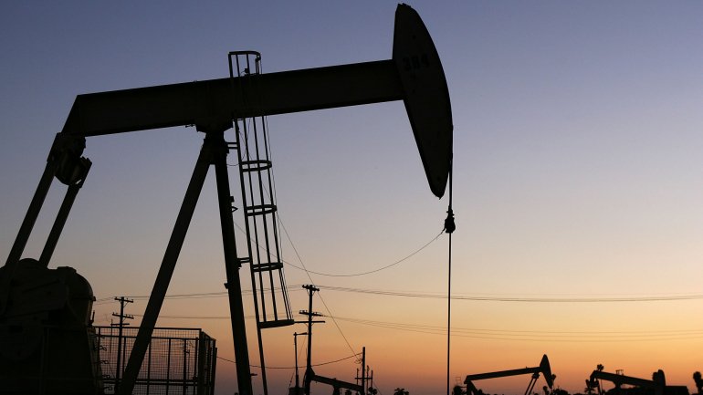 O petróleo está em queda livre depois da decisão saudita de inundar os mercados com petróleo