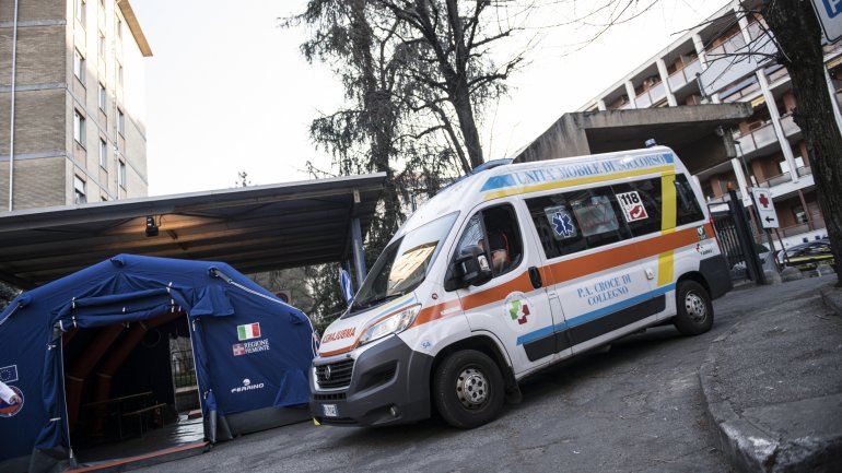 Quase todos os hospitais da região norte de Itália estão exclusivamente dedicados à resposta ao surto de coronavírus