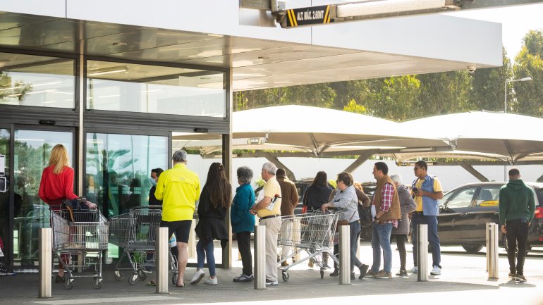 Portugueses têm feito fila à porta de supermercados para se abastecerem de compras.