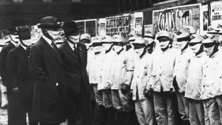 Em Chicago, em 1918, o uso de máscaras também era generalizado. Ao contrário do que é comum, a gripe espanhola atacava com mais gravidade a população jovem e saudável