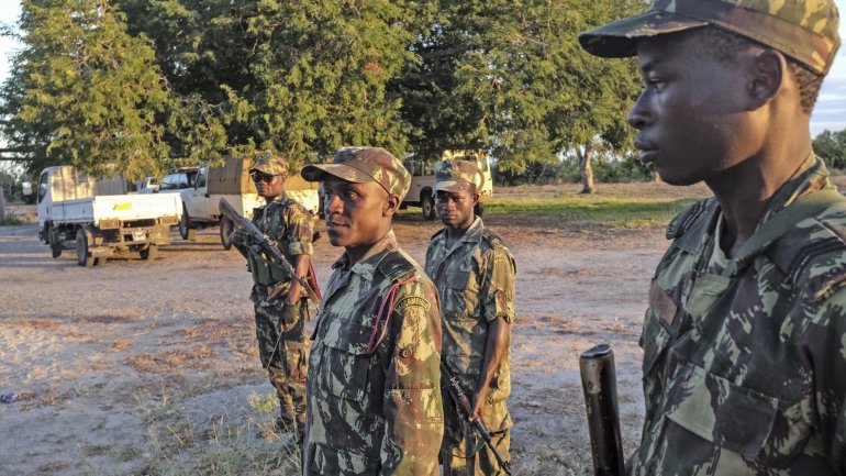 Um grupo armado invadiu a vila na madrugada de segunda-feira e esteve em confronto, com disparos de várias armas, durante o resto do dia, com as forças de defesa e segurança moçambicanas