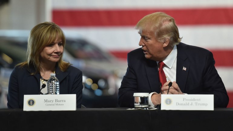 A CEO da General Motors, Mary Barra, com o Presidente dos EUA, Donald Trump