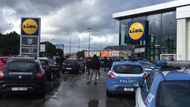 Esta quinta-feira 15 pessoas tentaram sair sem pagar de um supermercado Lidl, em Palermo