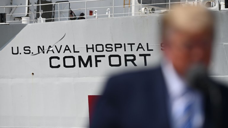 Donald Trump interrompeu um período de isolamento de 9 dias na Casa Branca para estar presente na partida do USNS Comfort em Norlfolk (Virgínia) em direção a Nova Iorque