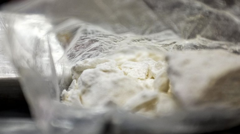 A cocaína apreendida teria um valor de mercado de cerca de quatro milhões de euros, tendo sido entregue à Policia Judiciária