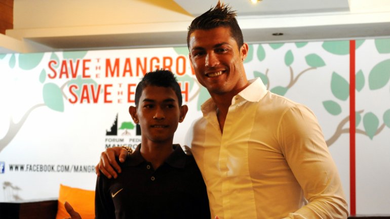 Cristiano Ronaldo, que viajou até à Indonésia um ano depois do tsunami, já se encontrou depois com Martunis em Portugal, Itália e Singapura