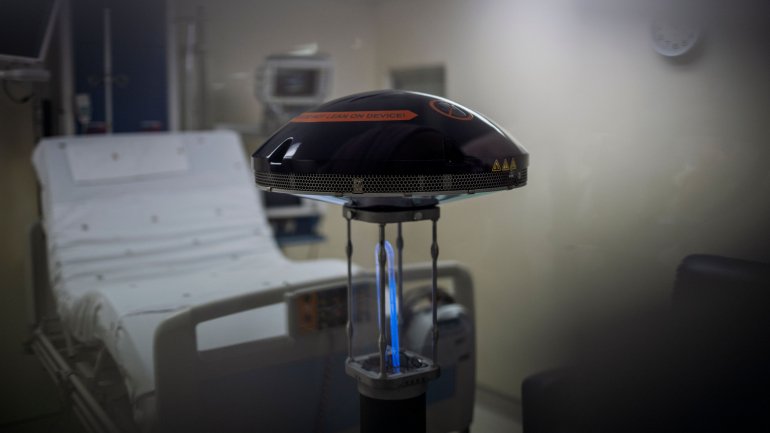 Uma das funcionalidade do robô do Técnico seria desinfetar o chão com luz ultravioleta, como o emitido por esta máquina no hospital de Joanesburgo.
