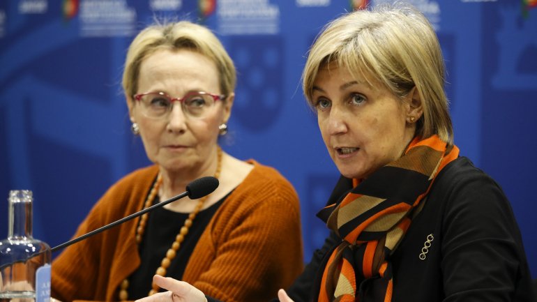 Graça Freitas, Diretora Geral da Saúde (à esquerda) ao lado da ministra da Saúde, Marta Temido
