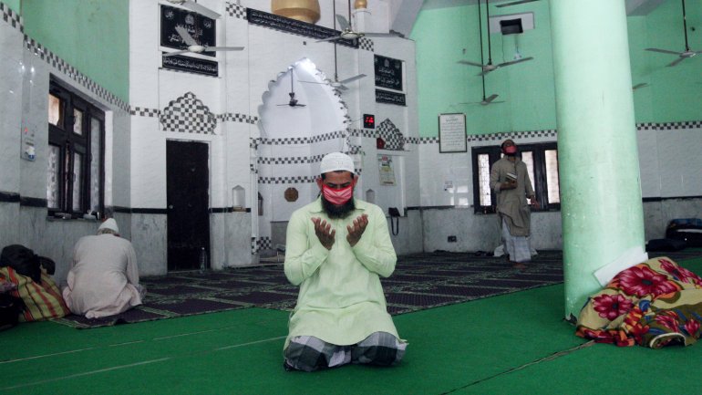 Muçulmanos rezam em mesquita na cidade de Ghaziabad, na região indiana de Uttar Pradesh, onde estão confinados
