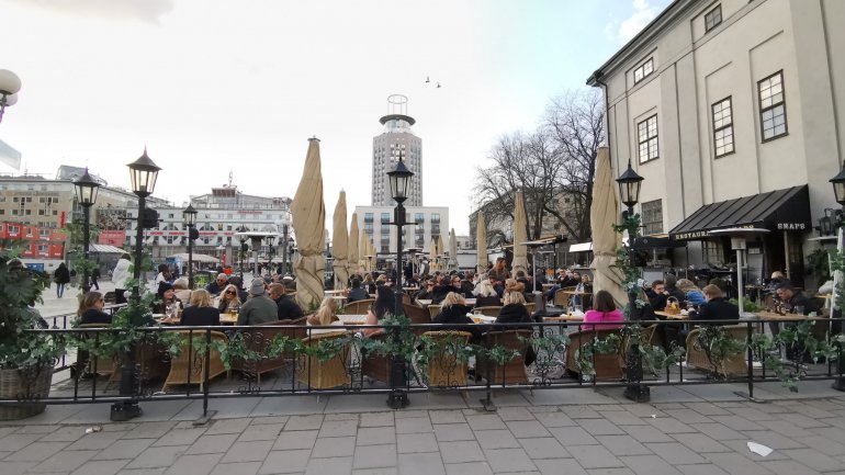 Na Suécia não foram fechados cafés e restaurantes a apenas se recomendou o fecho das escolas para maiores de 16 anos