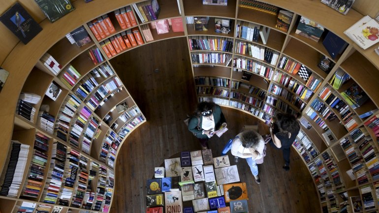 Com livrarias encerradas e novos livros congelados, setor perdeu 78% de receitas nas últimas três semanas, diz a Associação Portuguesa de Editores e Livreiros