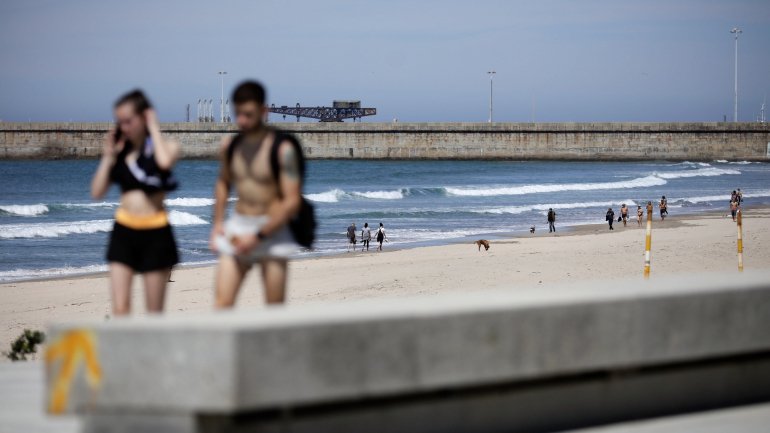 Embora não seja ainda certo nem como nem quando vão reabrir as praias, há autarquias e entidades, como o Turismo de Portugal, a avançarem com diversas propostas para salvaguardar a segurança