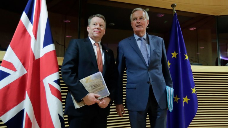 O negociadores dos blocos comunitário, Michel Barnier, e britânico, David Frost, reúnem-se entre esta segunda e sexta-feira