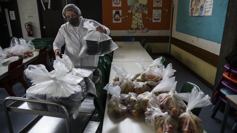 Uma vez por semana, centenas de famílias deslocam-se a uma escola do concelho e podem recolher um kit de bens alimentares com refeições feitas em fábrica, congeladas