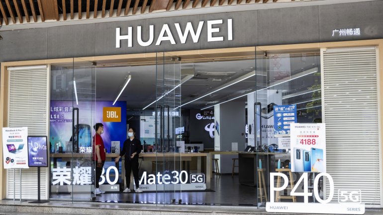 A Huawei é um dos principais fornecedores de equipamentos 5G do mundo e a segunda maior fabricante de telemóveis.