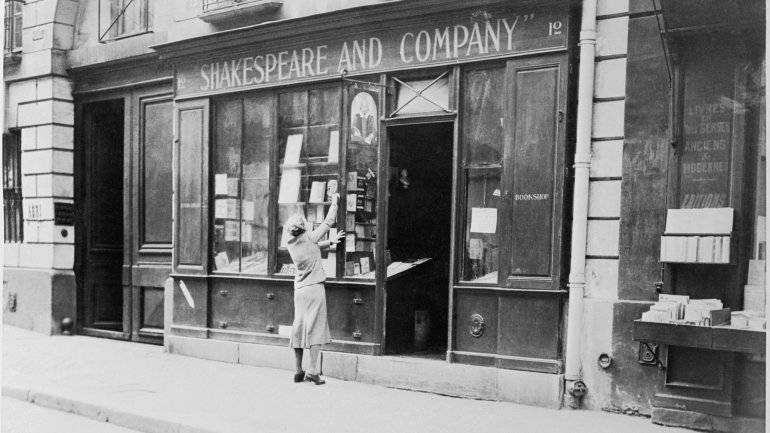 A americana Sylvia Beach abriu a livraria e biblioteca Shakespeare and Company em Paris em 1919