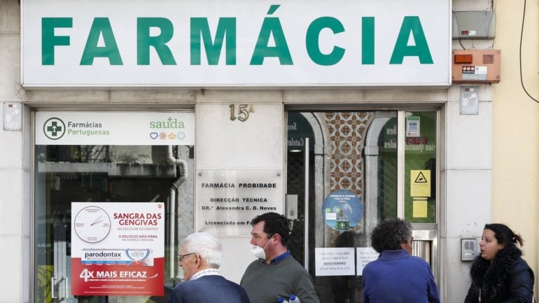 Segundo a Associação Nacional de Farmácias, em março, cada farmácia assumiu o risco de adiantar 1.027 euros de comparticipações a doentes sem receita médica