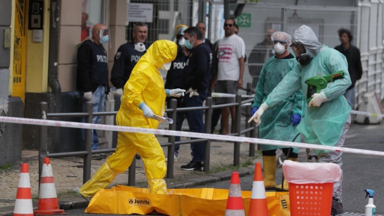 Autoridades de saúde desifetam-se após evacuarem hostel na rua Morais Soares, na freguesia de Arroios, Lisboa
