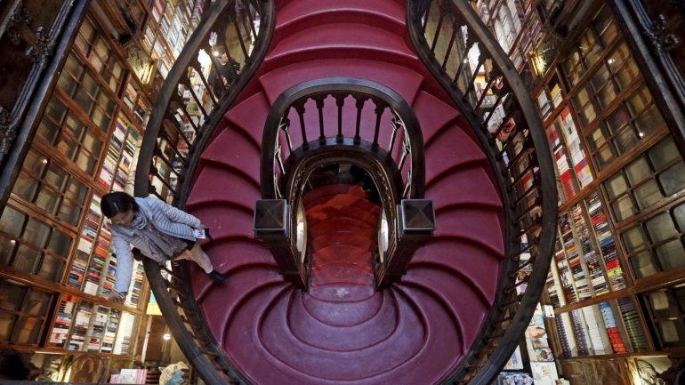 Diz-se que as escadas da livraria inspiraram as da Escola e Magia de Feitiçaria de Hogwarts, mas J.K. Rowling garante que não é verdade