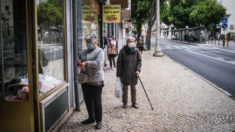 Segundo o mesmo estudo, 85% dos portugueses saíram à rua pelo menos uma vez durante a segunda semana após o fim do estado de emergência
