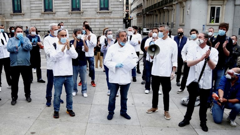 O protesto foi organizado pela Federação de Cozinheiros e Pasteleiros de Espanha e pela Associação de Cozinheiros e Pasteleiros de Madrid