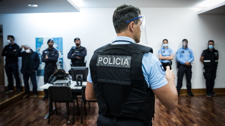 A Direção Nacional da PSP rejeita ligação da medida aos casos recentes de violência contra polícias