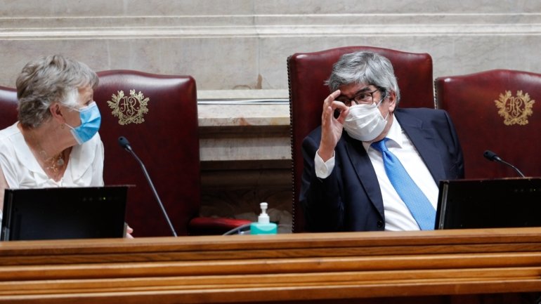 O gabinete do presidente da Assembleia da República acrescenta que Ferro Rodrigues &quot;intervém nas sessões plenárias sempre de máscara