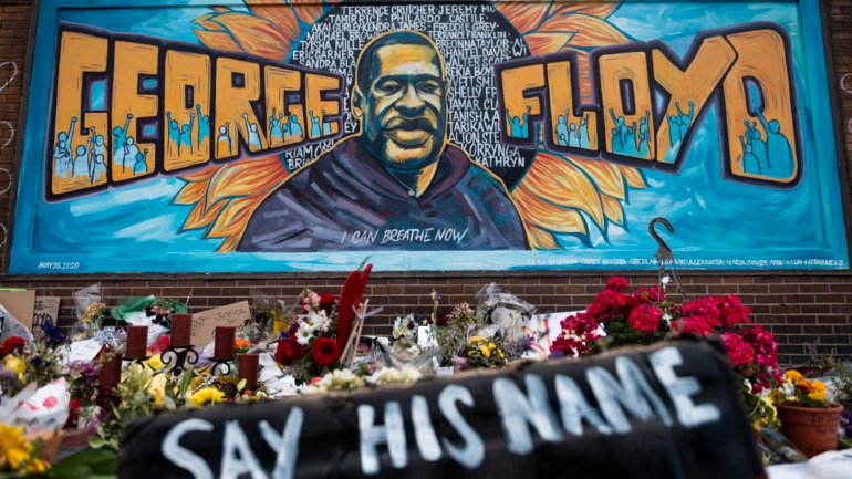 A morte de George Floyd provocou uma série de protestos violentos que tem varrido os Estados Unidos da América nos últimos dias