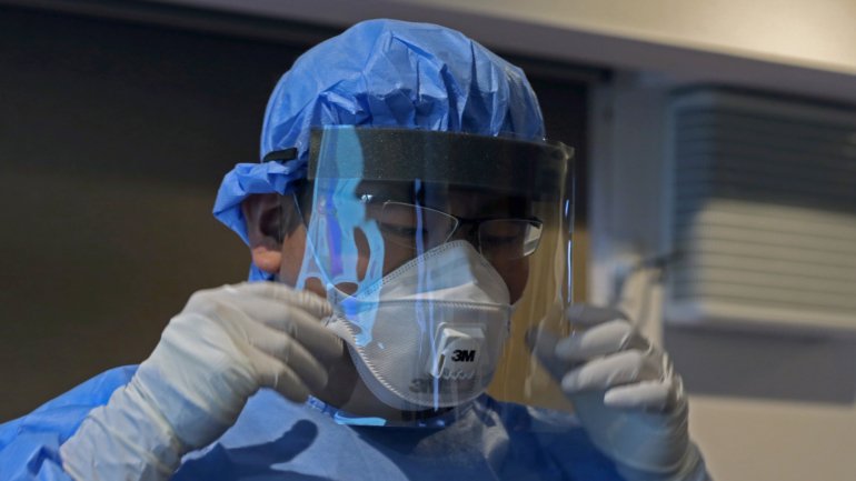 As máscaras com respiradores são mais eficazes a proteger da transmissão do vírus