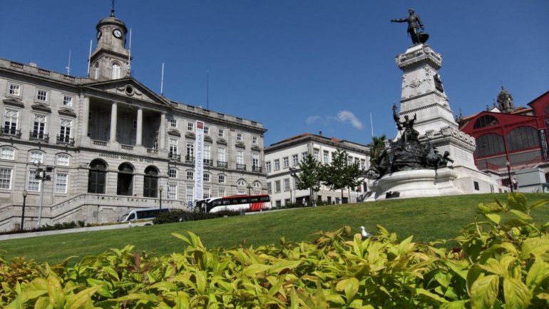 O prédio incendiado situava-se no centro histórico do Porto, no quarteirão do Palácio da Bolsa
